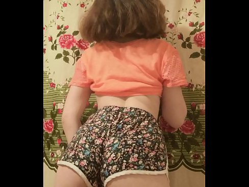 ❤️ Dhallaan yar oo sexy ah oo iska siibaysa surwaalka gaaban ee kamarada ☑  annaga %so.hentaivost.ru ❌️❤